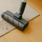 스마트 무선청소기 추천:흡입력 확인을 위한 무선청소기 바닥 먼지 흡입 장면