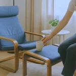 이케아 포엥 암체어 원룸 거실 베란다 배치 활용 사진