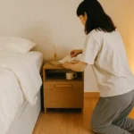 이케아 침실 추천템 - 이케아 플락티드 협탁과 감성적인 협탁 수납 공간