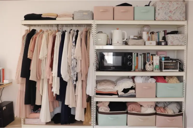 옷장 정리 전 가득 찬 옷장 clutter closet organization