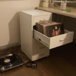 이케아 헬메르 서랍장을 LP 수납장으로 활용하는 모습
