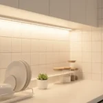 타일 시트지 셀프 시공 후 깨끗하게 바뀐 주방 타일 시트지의 모습