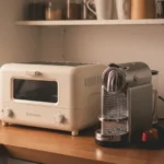 발뮤다 토스터와 다른 신혼 가전이 함께 놓인 홈카페 주방 모습.