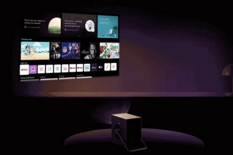 간접조명 환경에서 LG 시네빔 큐브의 쨍하고 선명한 화질이 돋보이는 어두운 방의 몰입감 있는 사진.