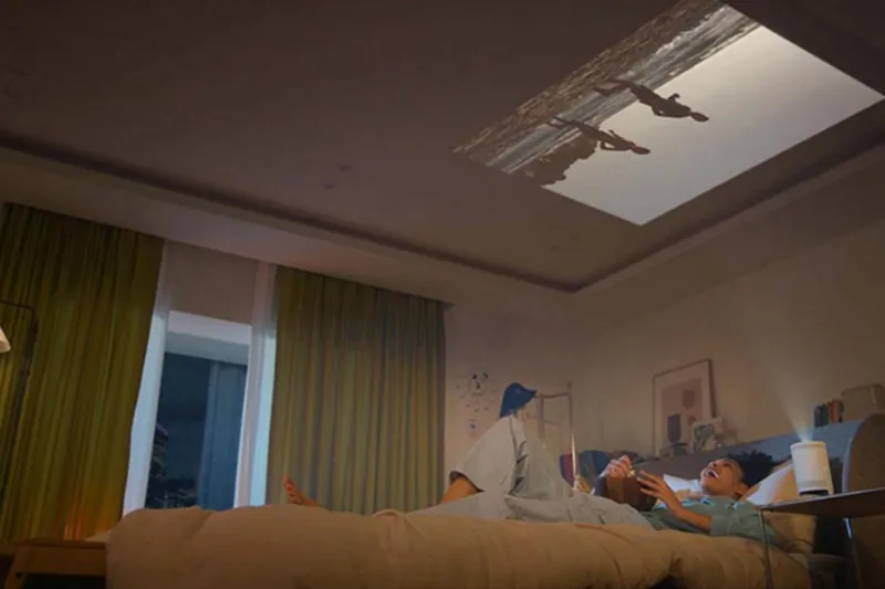 삼성 프리스타일 빔프로젝터가 180도 회전하여 천장을 향해 투사하는 모습을 보여주는 사진.