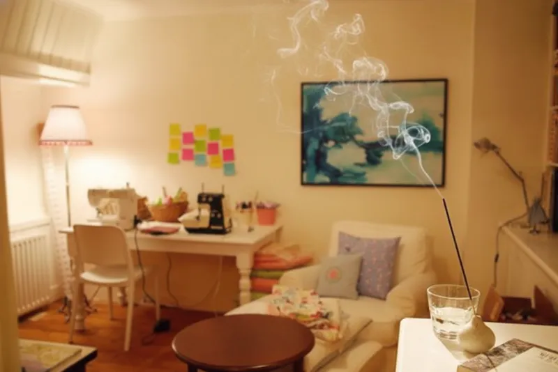 인센스 스틱이 피어오르는 따뜻한 거실 공간