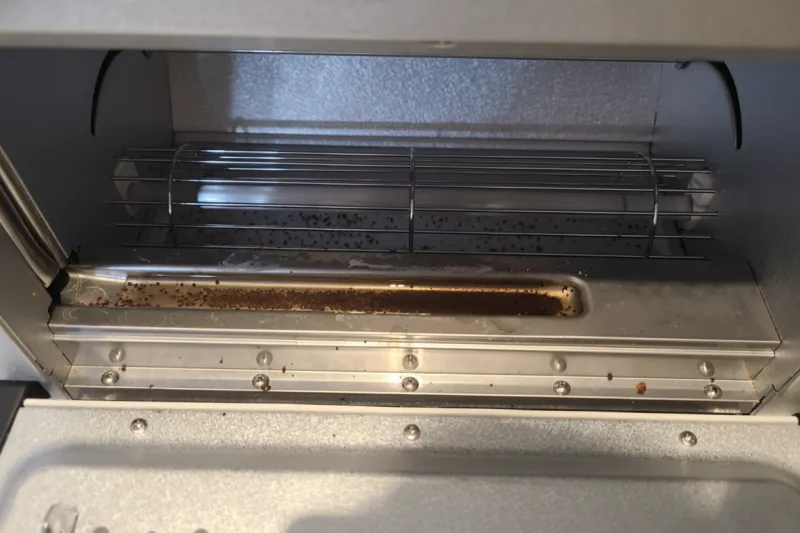 1년간 사용한 발뮤다 토스터 내부의 찌든 때와 그을림이 보이는 솔직 단점.