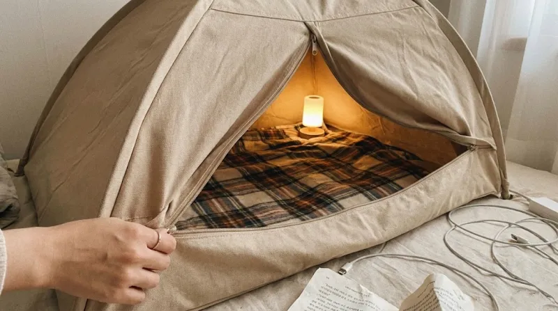 침대 위 따수미 난방텐트 설치 모습과 아늑한 침실