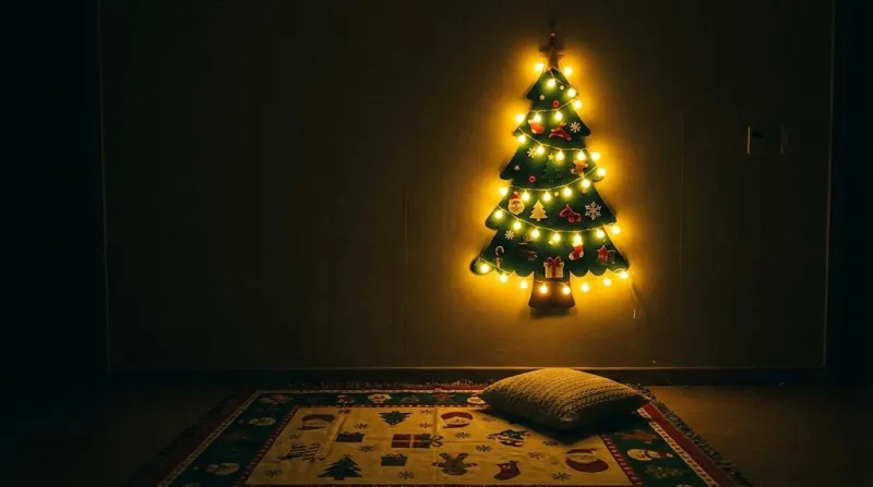 밤에 켠 크리스마스 벽트리 조명 무드