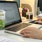 핸드크림 성분별 추천 - 사무실 책상 위 산뜻한 손과 글리세린 핸드크림