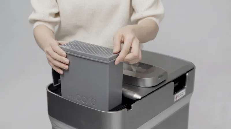 스마트카라 후면의 활성탄 필터를 교체하는 여성의 손