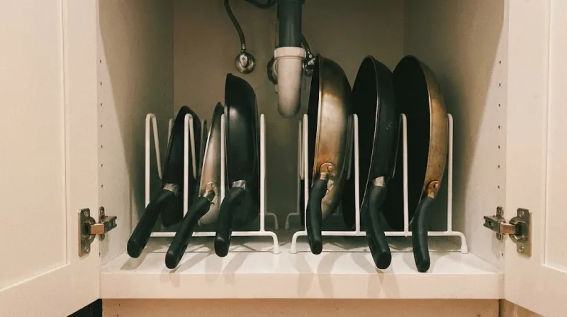 공간 활용을 위해 프라이팬을 세로로 정리한 정리대 활용 모습