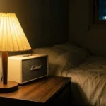 좁은 방 침대 옆 협탁 조명과 스피커 인테리어