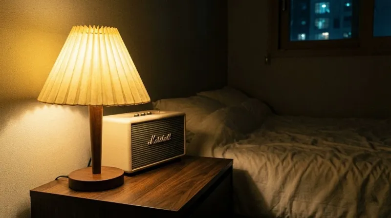 좁은 방 침대 옆 협탁 조명과 스피커 인테리어