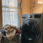 겨울철 한파로 얼어버린 세탁기와 쌓인 빨래