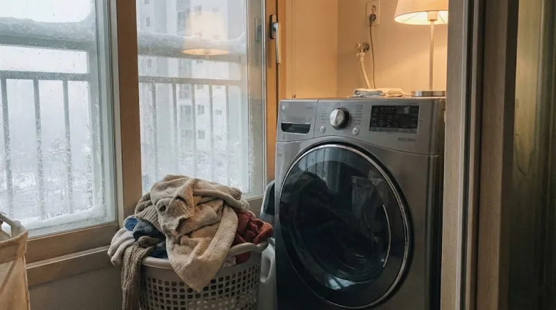 겨울철 한파로 얼어버린 세탁기와 쌓인 빨래