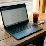 카페에서 맥북 에어 미드나이트 사용 모습