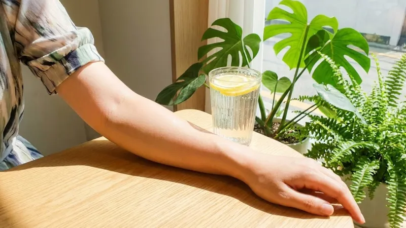 자극 없이 말끔하게 타투가 지워진 건강한 팔 피부