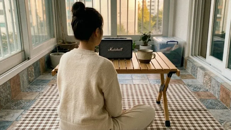 베란다 피크닉 매트 위에 앉아 휴식하는 일상 모습