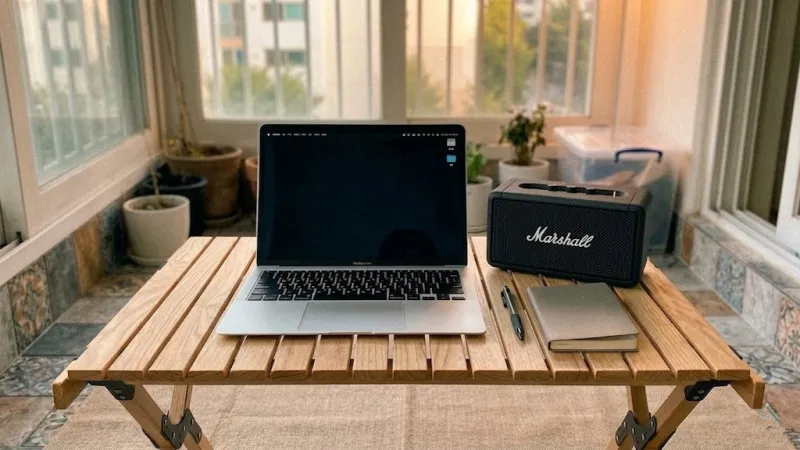 좁은 베란다 인테리어 - 접이식 우드 롤 테이블 위 맥북과 마샬 스피커 데스크테리어