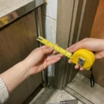 식기세척기 전세집 설치 - 전셋집 싱크대 옆 좁은 틈새를 줄자로 재는 모습