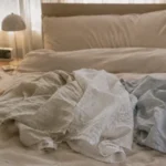 리넨 시어서커 인견 침구를 비교하기 위해 침대 위에 나란히 놓은 모습